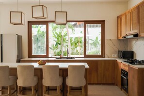 Microwave, oven, stovetop - Stylish Uluwatu Villa with Sauna + Ice Bath + Pool + Ocean Views (Bali)