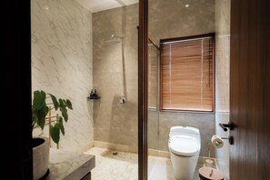 Dutxa, assecador de cabells, bidet i tovalloles