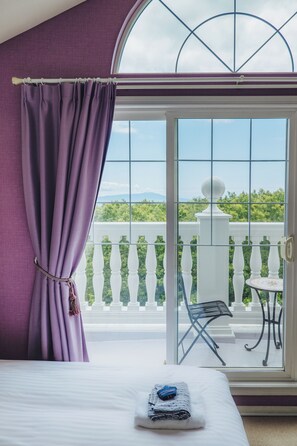Deluxe Twin Room, Private Bathroom, Sea View | Desk, free WiFi
