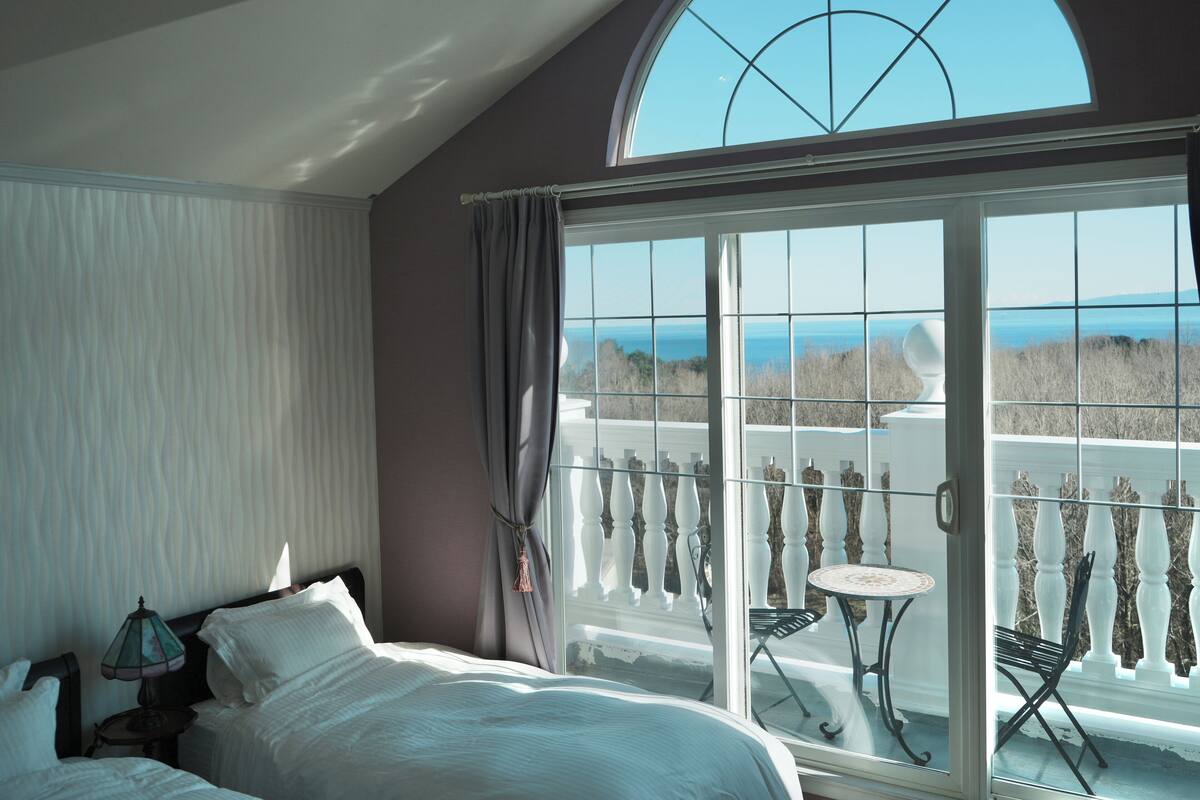 Deluxe Twin Room, Private Bathroom, Sea View | Desk, free WiFi