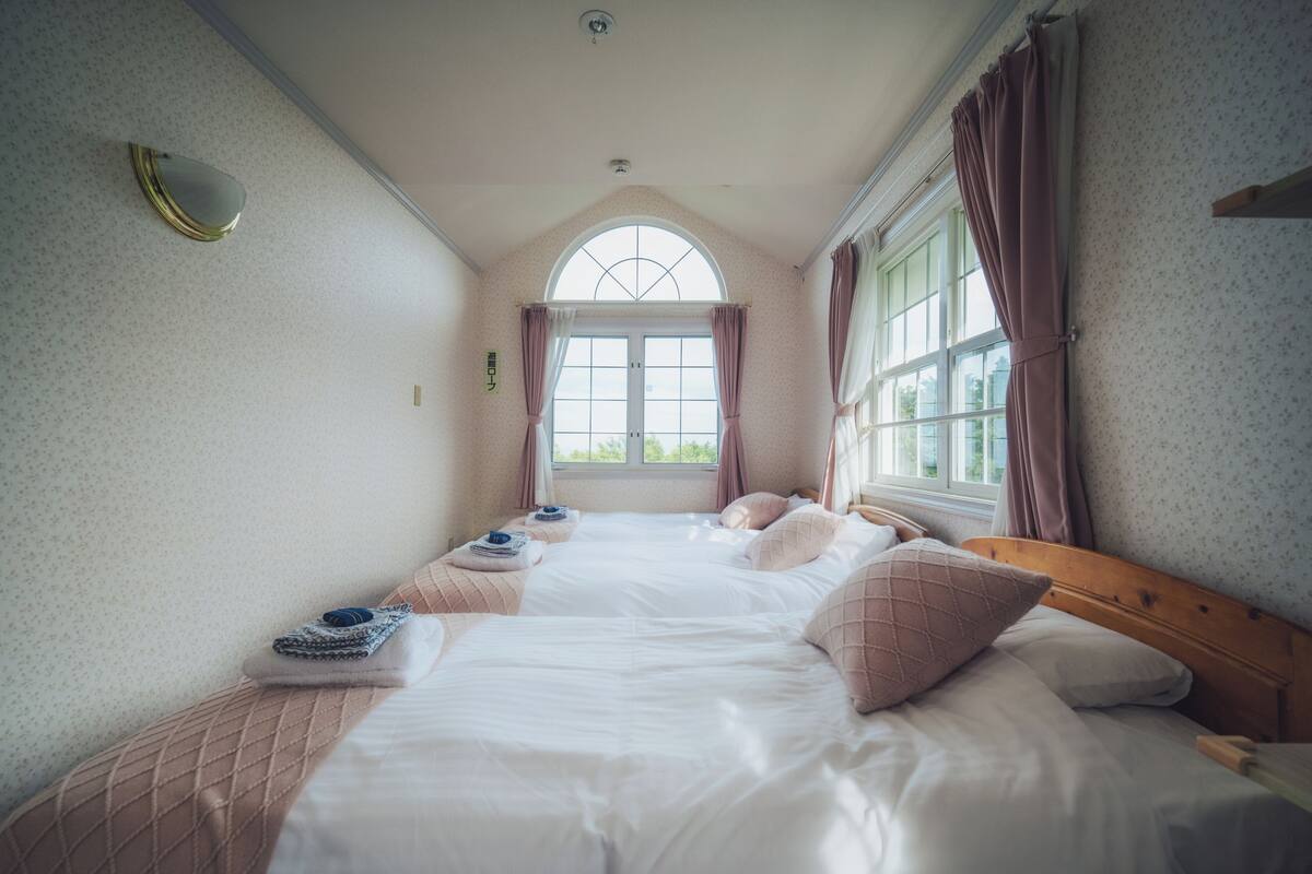 Standard Triple Room, 3 Twin Beds, Private Bathroom, Partial Sea View | Desk, free WiFi