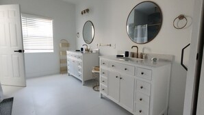 A bathroom with two sinks, a vanity, and a mirror. - 3-bedroom house in Orlando near Universal Studios (Orlando)