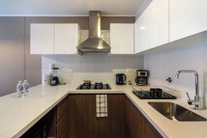 Refrigerador, microondas, cafetera y tetera y utensilios de cocina 
