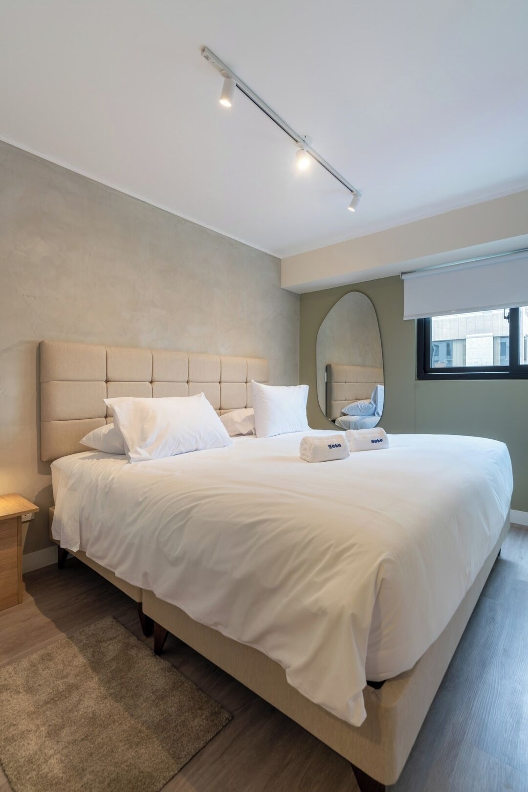 1 habitación, tabla de planchar con plancha y cuna de viaje 