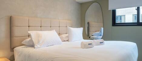 1 chambre, fer et planche à repasser, lit de bébé portatif