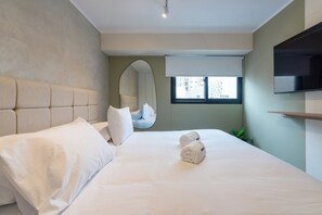 مكواة/لوح كي وسرير سفر وواي فاي مجانًا وملاءات أسرّة