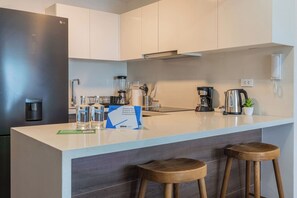 Réfrigérateur, micro-ondes, plaque de cuisson, cafetière/bouilloire