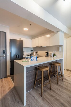 Fridge, microwave, stovetop, coffee/tea maker - geko | Bluespirit_1BR in San Isidro top location (San Isidro)