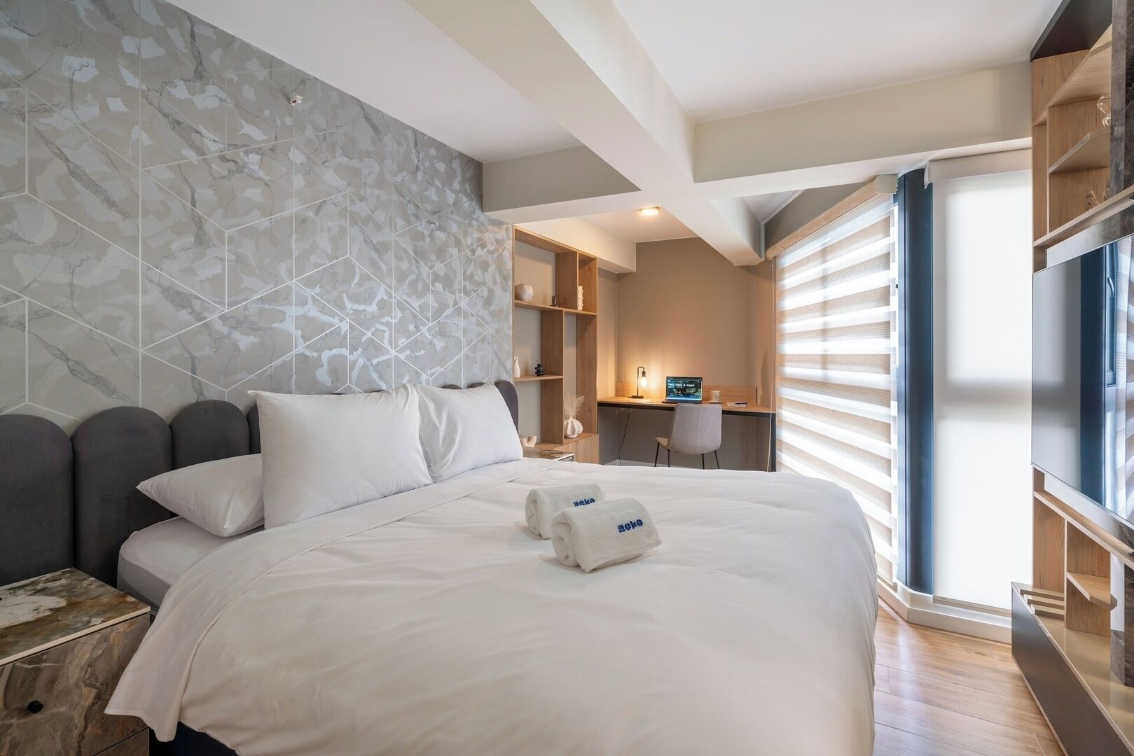 1 slaapkamer, een bureau, een strijkplank/strijkijzer, reisbedje