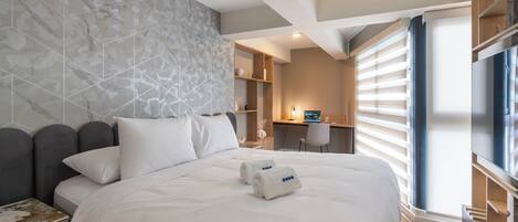 1 slaapkamer, een bureau, een strijkplank/strijkijzer, reisbedje