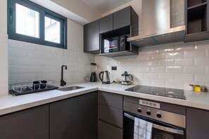 Kühlschrank, Mikrowelle, Wasserkocher mit Kaffee-/Teezubehör, Toaster