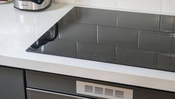 Réfrigérateur, micro-ondes, cafetiÚre/bouilloire, grille-pain