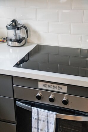 Réfrigérateur, micro-ondes, cafetière/bouilloire, grille-pain