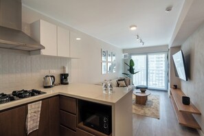 Fridge, coffee/tea maker, cookware/dishes/utensils - geko| Samba 1BR_ bright+stylish apt in Miraflores (Miraflores)