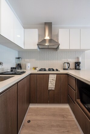 Réfrigérateur, cafetiÚre-théiÚre, vaisselle et ustensiles