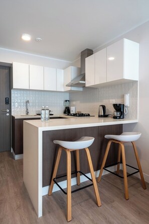 Kühlschrank, Wasserkocher mit Kaffee-/Teezubehör