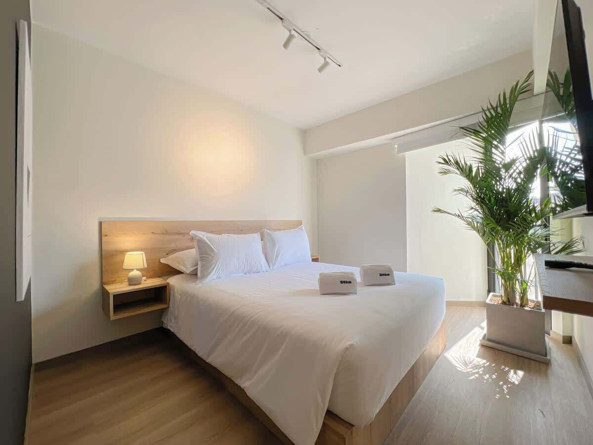 2 habitaciones, tabla de planchar con plancha y cuna de viaje 