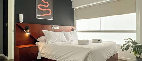 1 habitación, tabla de planchar con plancha y cuna de viaje