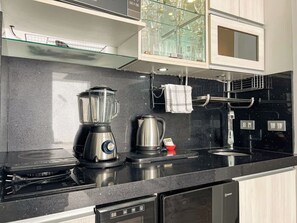 Réfrigérateur, micro-ondes, plaque de cuisson, cafetière/bouilloire