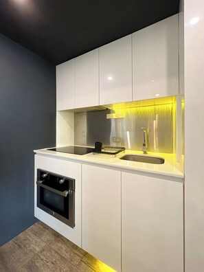 Kühlschrank, Ofen, Herdplatte, Wasserkocher mit Kaffee-/Teezubehör