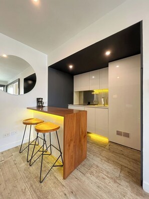 Fridge, oven, stovetop, coffee/tea maker