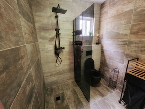 Een douche, een haardroger, handdoeken, toiletpapier
