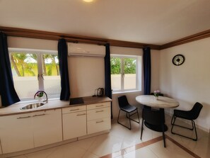 Réfrigérateur, plaque de cuisson, cafetière/bouilloire