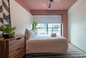 1 habitación, tabla de planchar con plancha, cuna de viaje y wifi 
