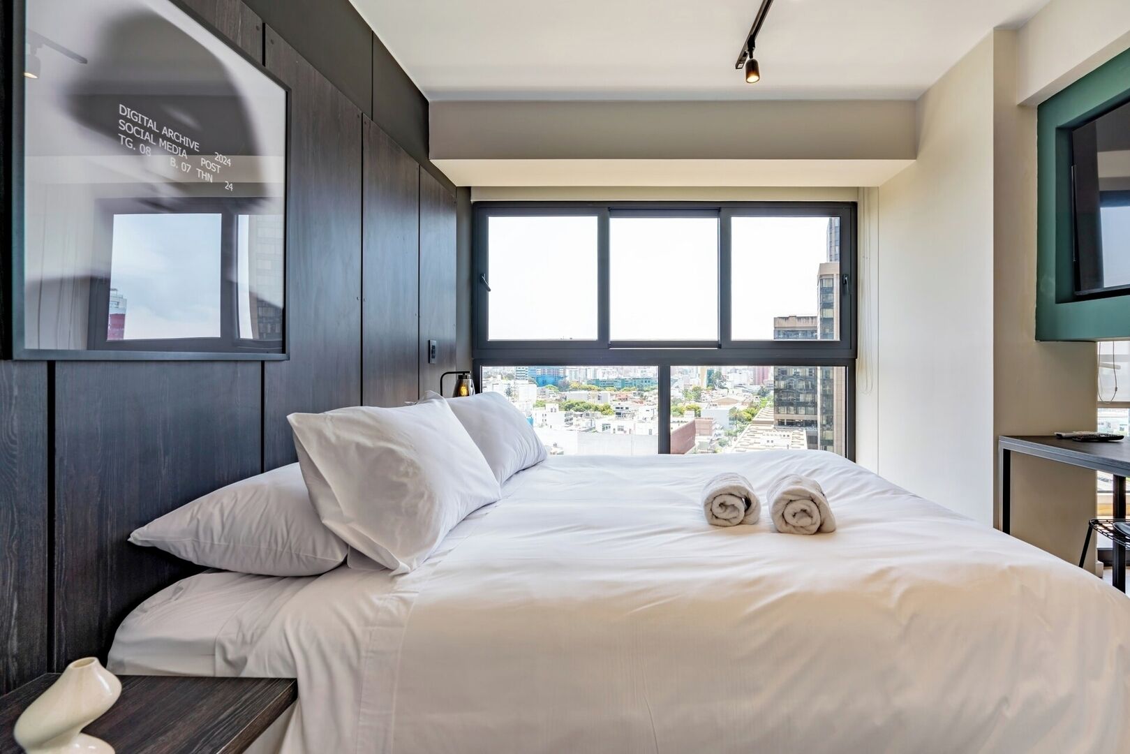 1 chambre, bureau, fer et planche à repasser, lit parapluie