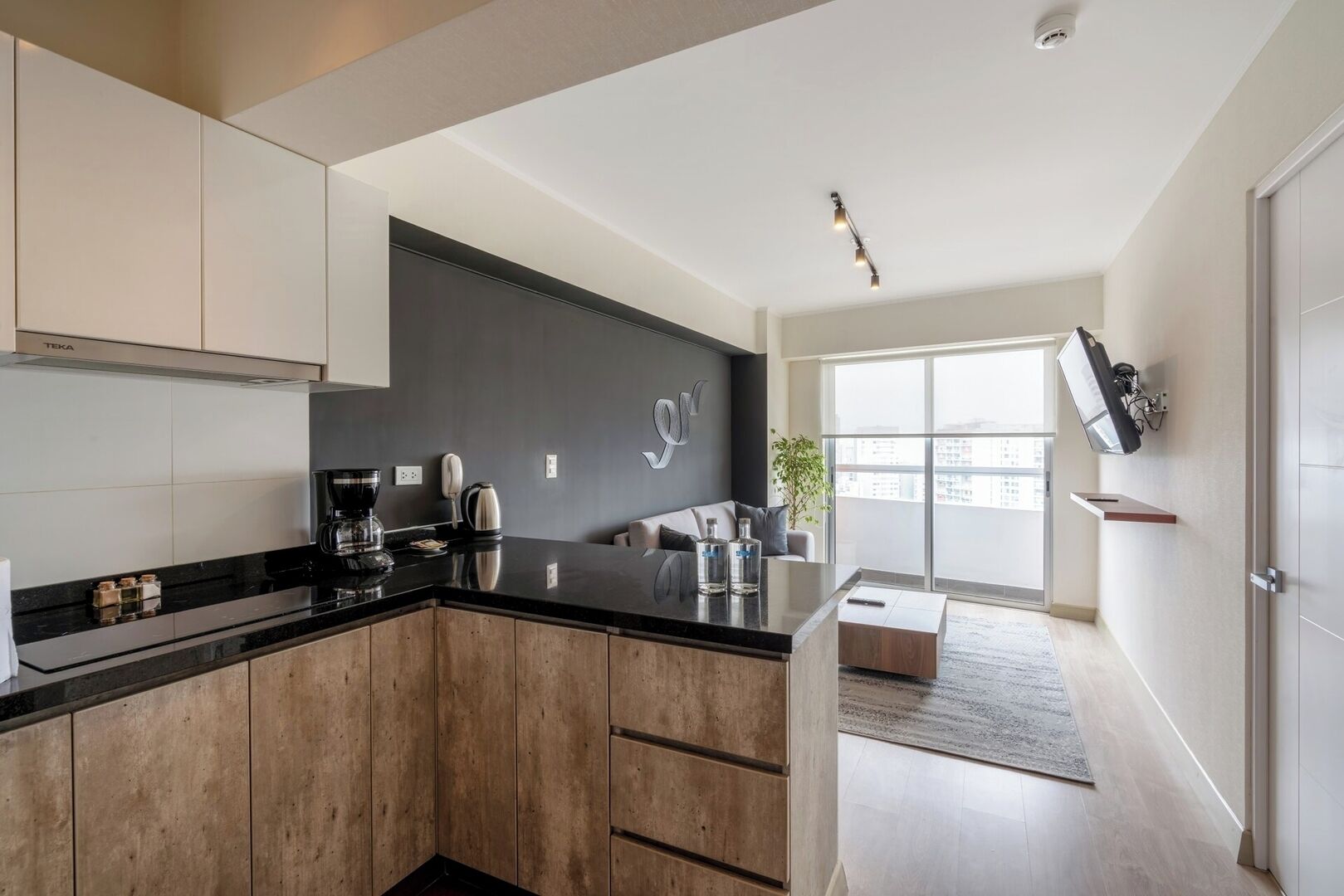 Jääkaappi, mikroaaltouuni, liesi, kahvin-/teenkeitin