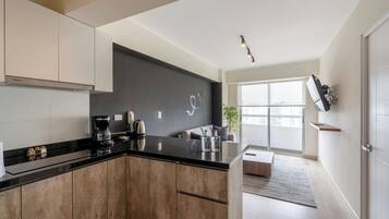 Jääkaappi, mikroaaltouuni, liesi, kahvin-/teenkeitin