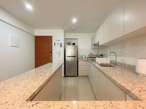 Fridge, microwave, stovetop, coffee/tea maker - geko |The Bird_ 2BR in Barranco  near the Malecon (Barranco)