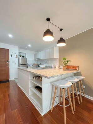 ثلاجة، ميكروويف، موقد طهي مسطح، ماكينة لصنع القهوة/الشاي