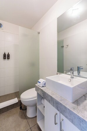 Bathroom - geko| Efrica_2BR near Contemporary Art Museum (Lima Province)