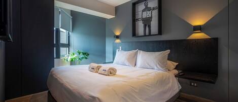 1 chambre, fer et planche à repasser, lit de bébé portatif