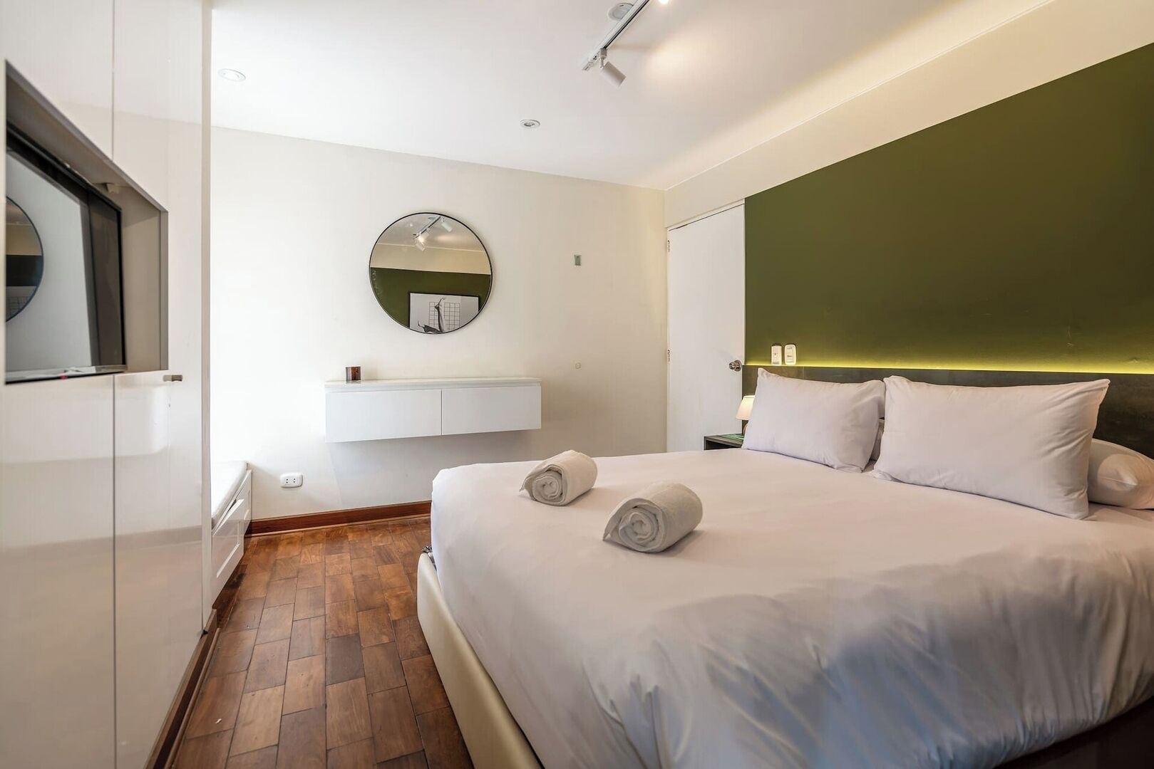 Fer et planche à repasser, lit parapluie, Wi-Fi gratuit, draps fournis