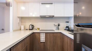 Kühlschrank, Mikrowelle, Herdplatte, Wasserkocher mit Kaffee-/Teezubehör