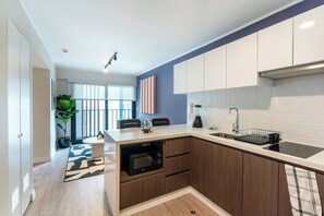 Refrigerador, microondas, parrilla de estufa y cafetera y tetera 
