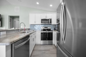 Geladeira, micro-ondas, fogão, cooktop