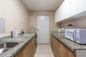 Fridge, microwave, coffee/tea maker, cookware/dishes/utensils - Geko | Pulse _3BR in Miraflores near Kennedy park (Miraflores)