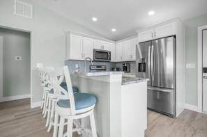 Geladeira, micro-ondas, fogão, cooktop