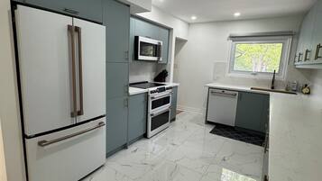 冰箱、微波炉、烤箱、炉灶