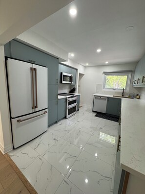 Frigorifero, microonde, forno, piano cottura