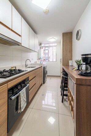 Kühlschrank, Mikrowelle, Ofen, Herdplatte
