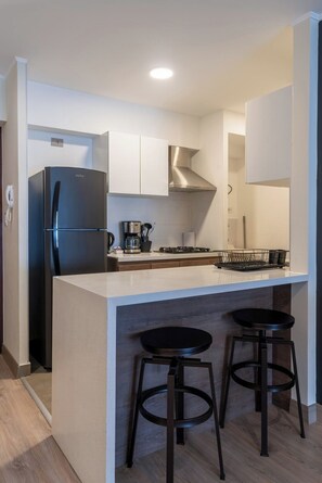 Fridge, microwave, stovetop, dishwasher - geko | The Oak_2BR in Miraflores near Kennedy Park (Lima)