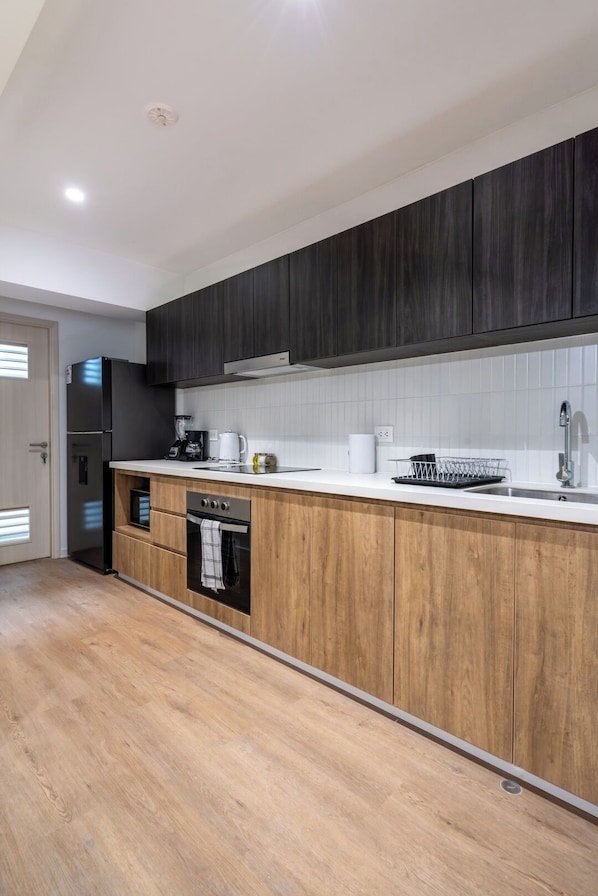 ثلاجة، ميكروويف، فرن، موقد طهي مسطح