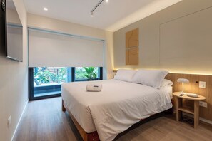 مكواة/لوح كي وسرير سفر وواي فاي مجانًا وملاءات أسرّة