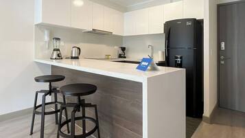 Kühlschrank, Mikrowelle, Herdplatte, Wasserkocher mit Kaffee-/Teezubehör