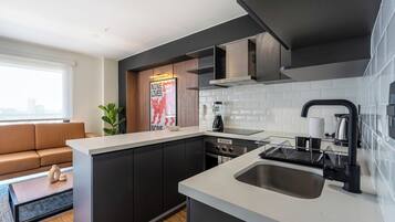 Frigorífico, microondas, placa de cocina y cafetera o tetera