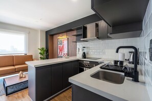 Frigorífico, microondas, placa de cocina y cafetera o tetera